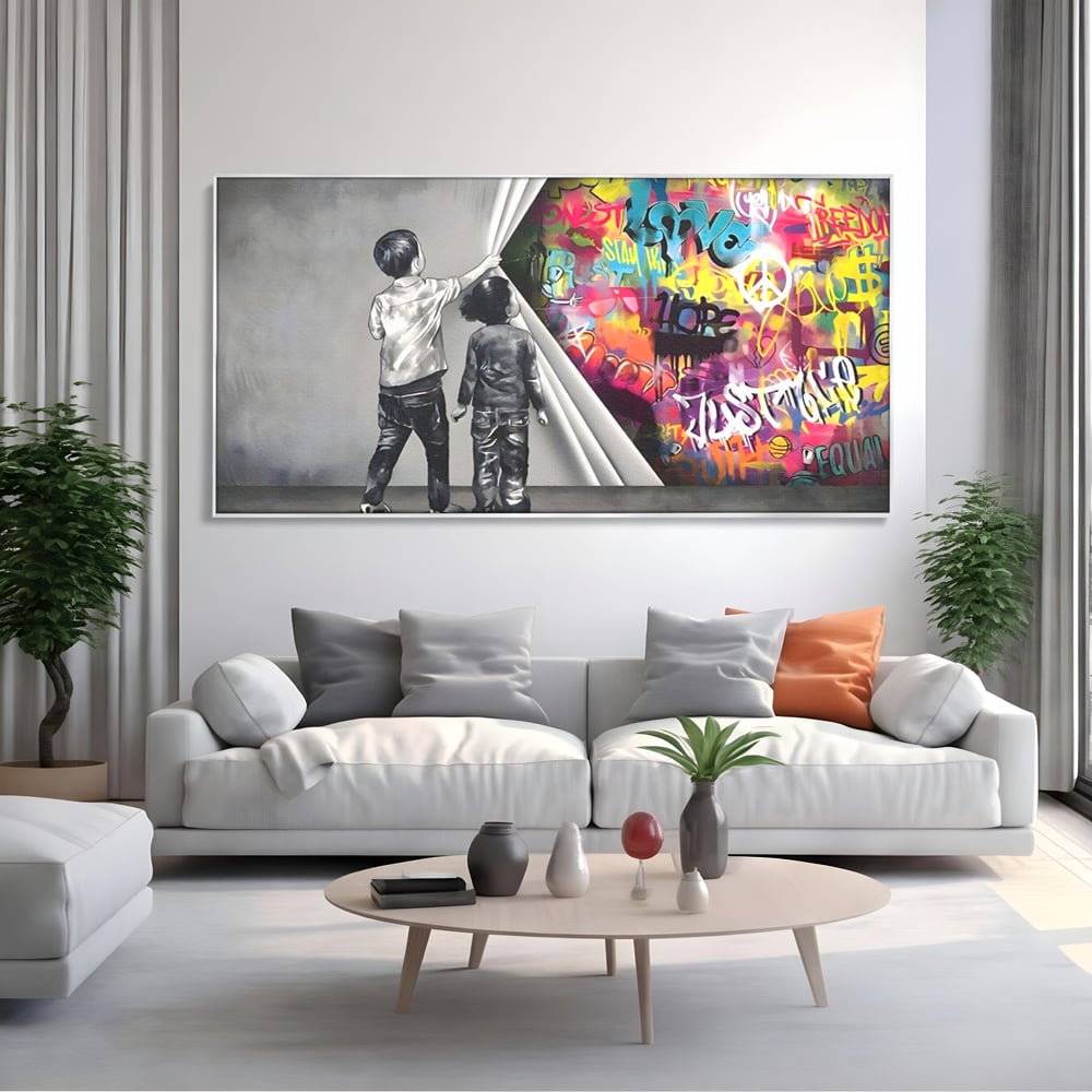 Tablou canvas cu tablou canvas cu copii si perete grafitti, in rama de aluminiu argintiu, pe perete intr-un living